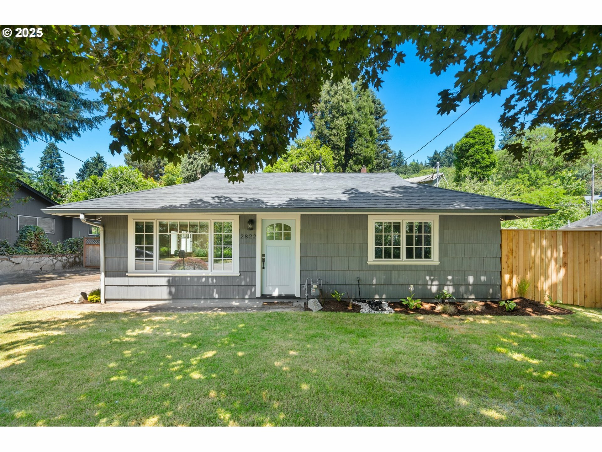 Property Photo:  2822 NE Fremont Dr  OR 97220 