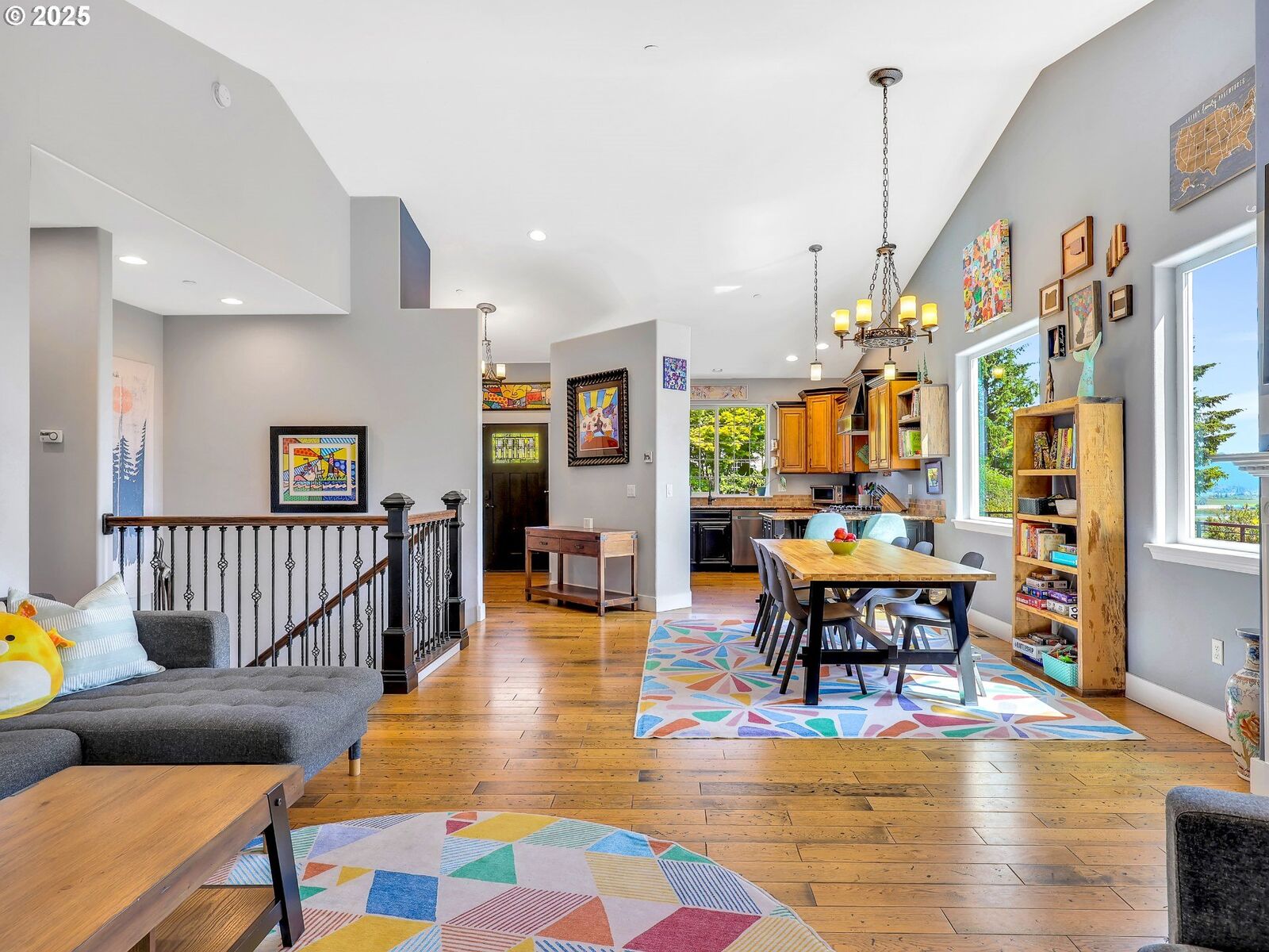 Property Photo:  104 South Pl  OR 97103 