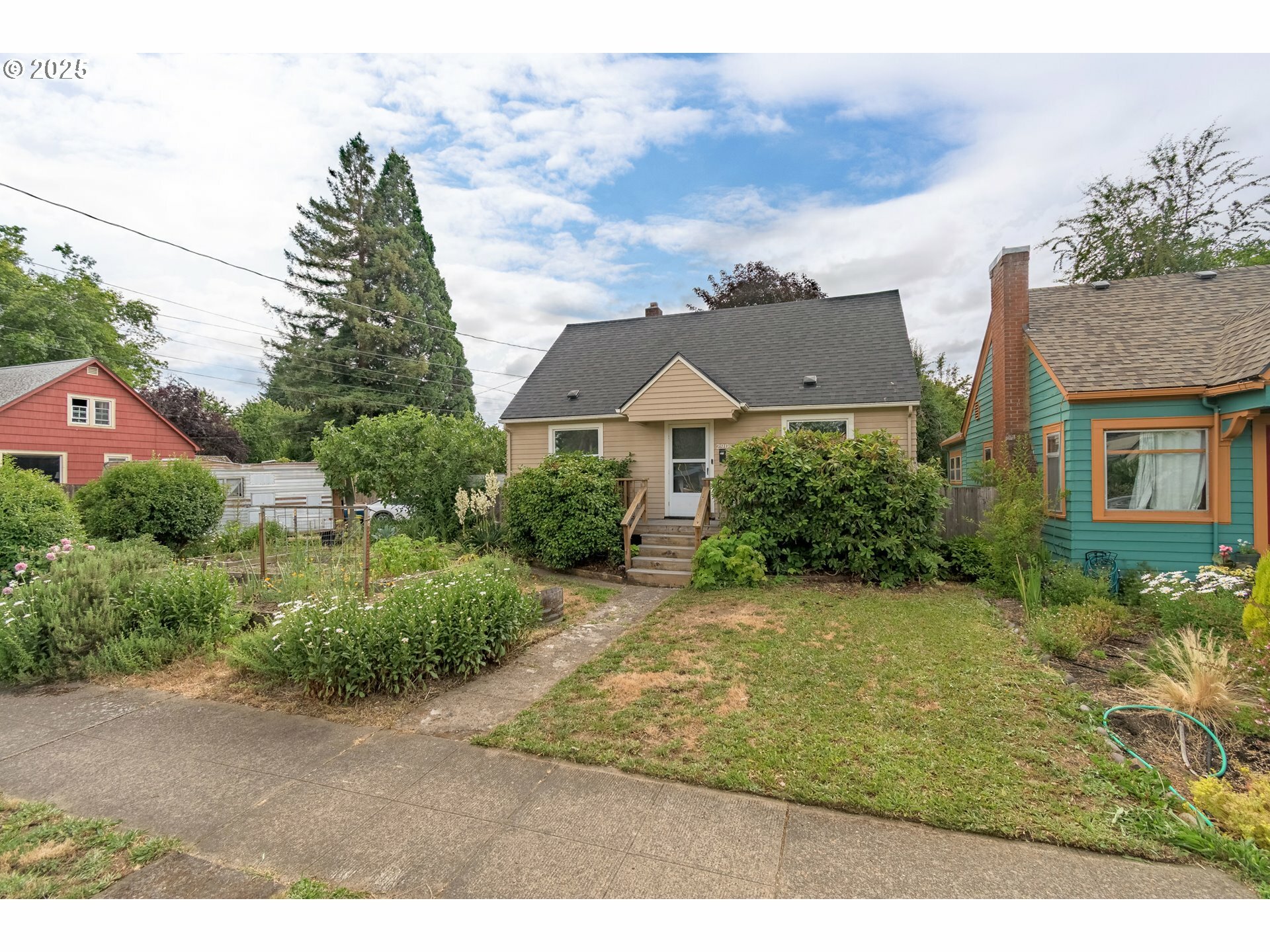 Property Photo: 290 Polk St OR 97402