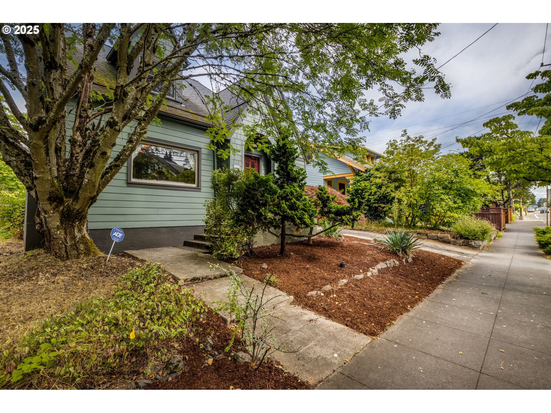 Property Photo: 1405 NE 47th Ave OR 97213