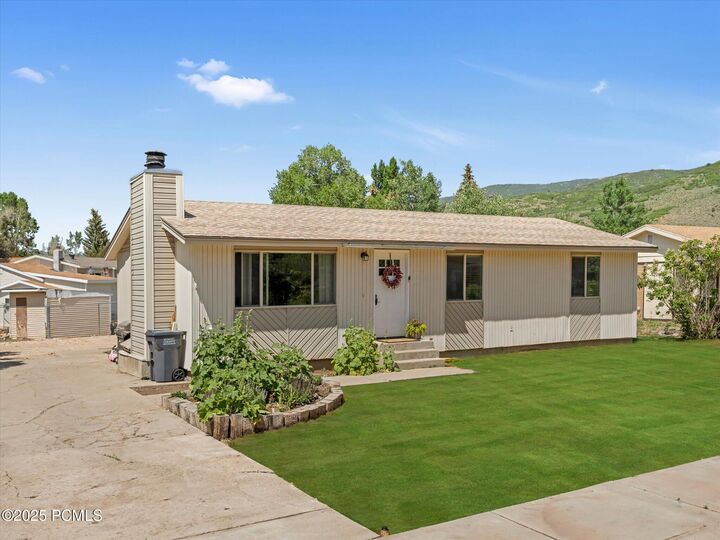 Property Photo: 155 Hawthorne Drive UT 84036