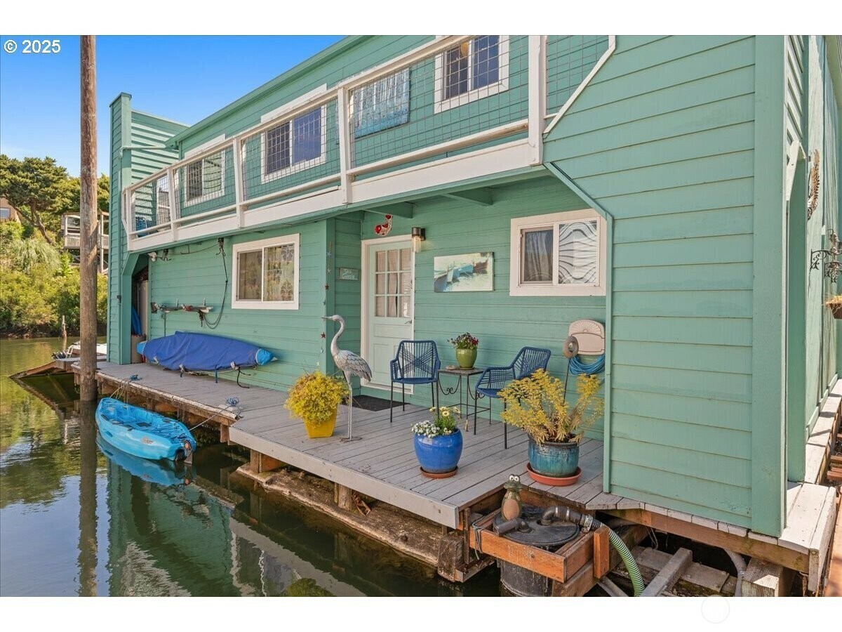 Property Photo:  414 N Tomahawk Island Drive  OR 97217 
