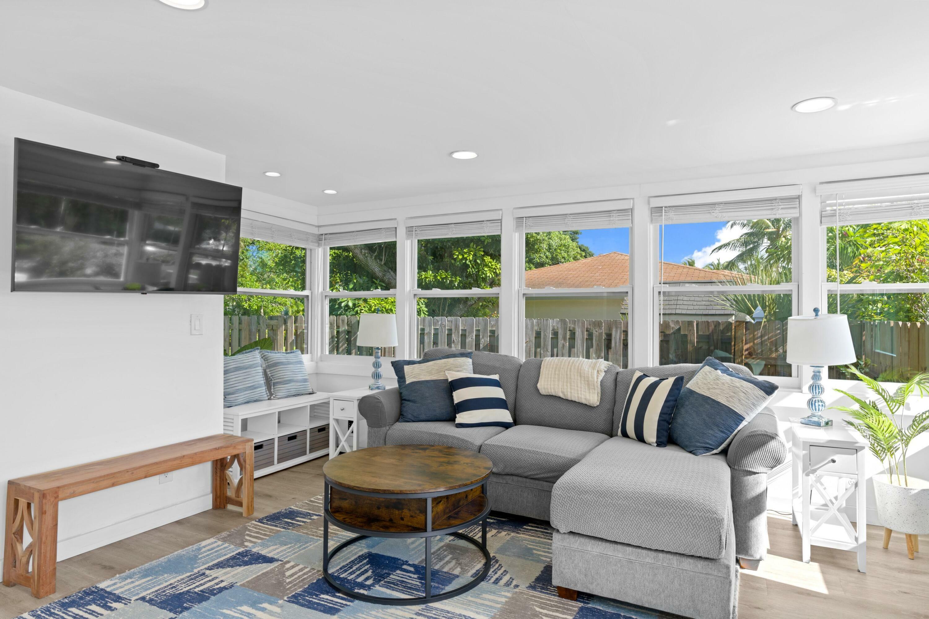 Property Photo: 826 SE 4th Avenue FL 33483