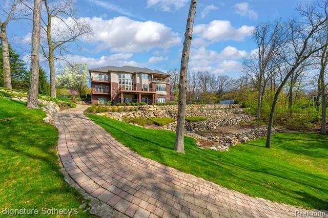Property Photo: 5001 Forest Valley MI 48348