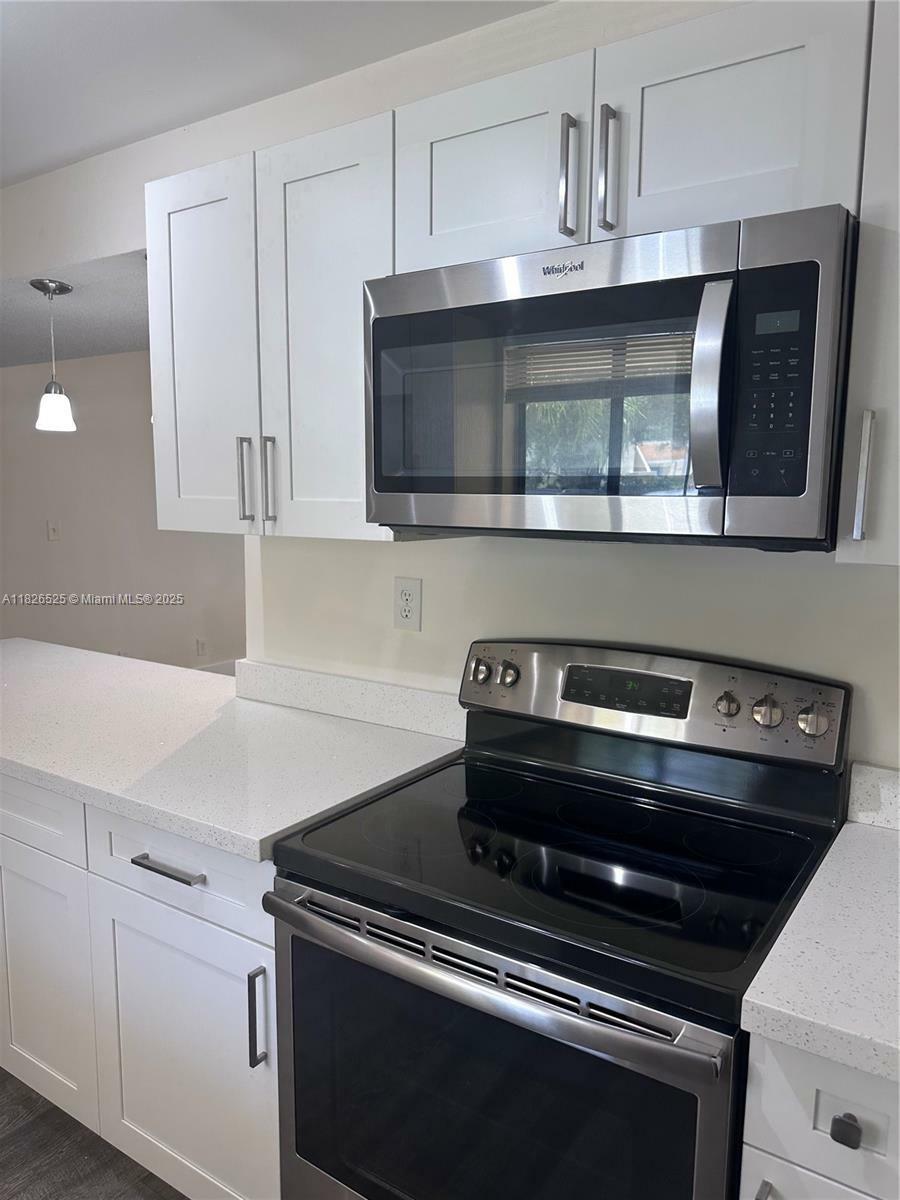 Property Photo: 185 Lakeview Dr 102 FL 33326