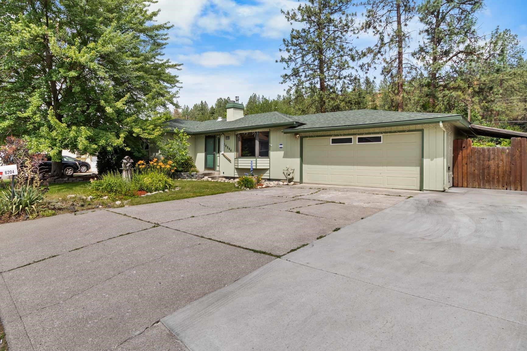Property Photo: 6204 N Oxford Dr WA 99208