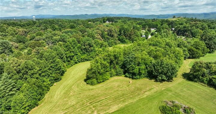 Property Photo: 820 Suncrest Orchard Road NC 28659