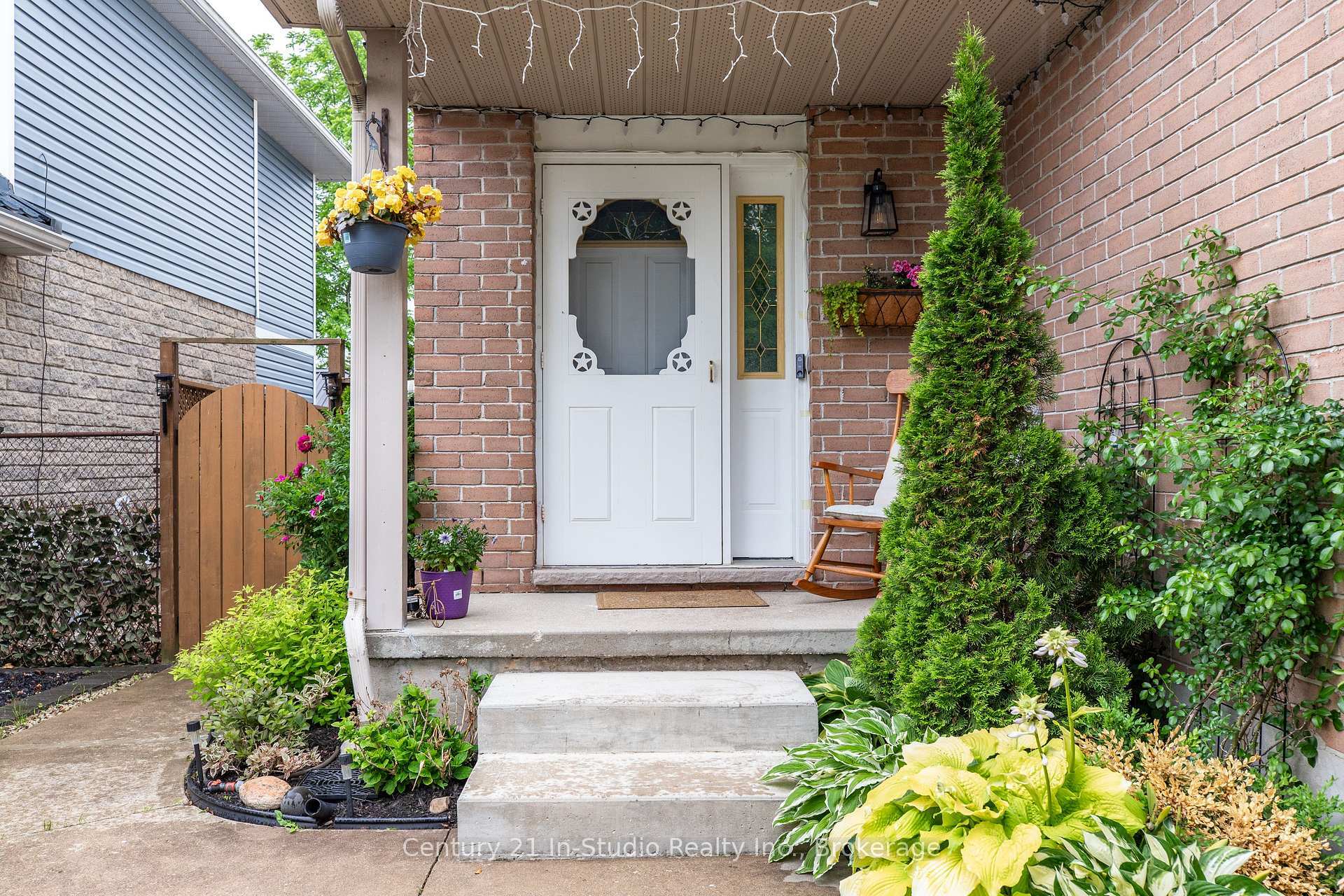 Property Photo: 716 Mackendrick Drive ON N2Z 3A4