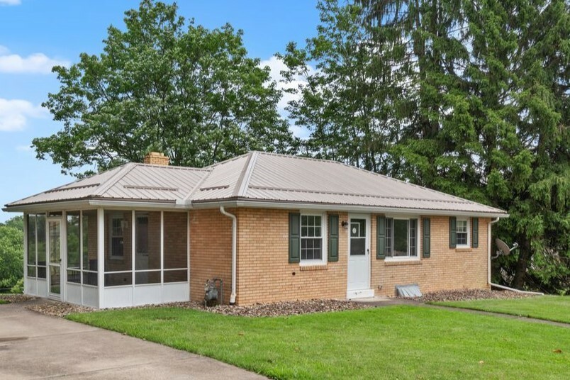 Property Photo: 200 Anderson Pl PA 15116