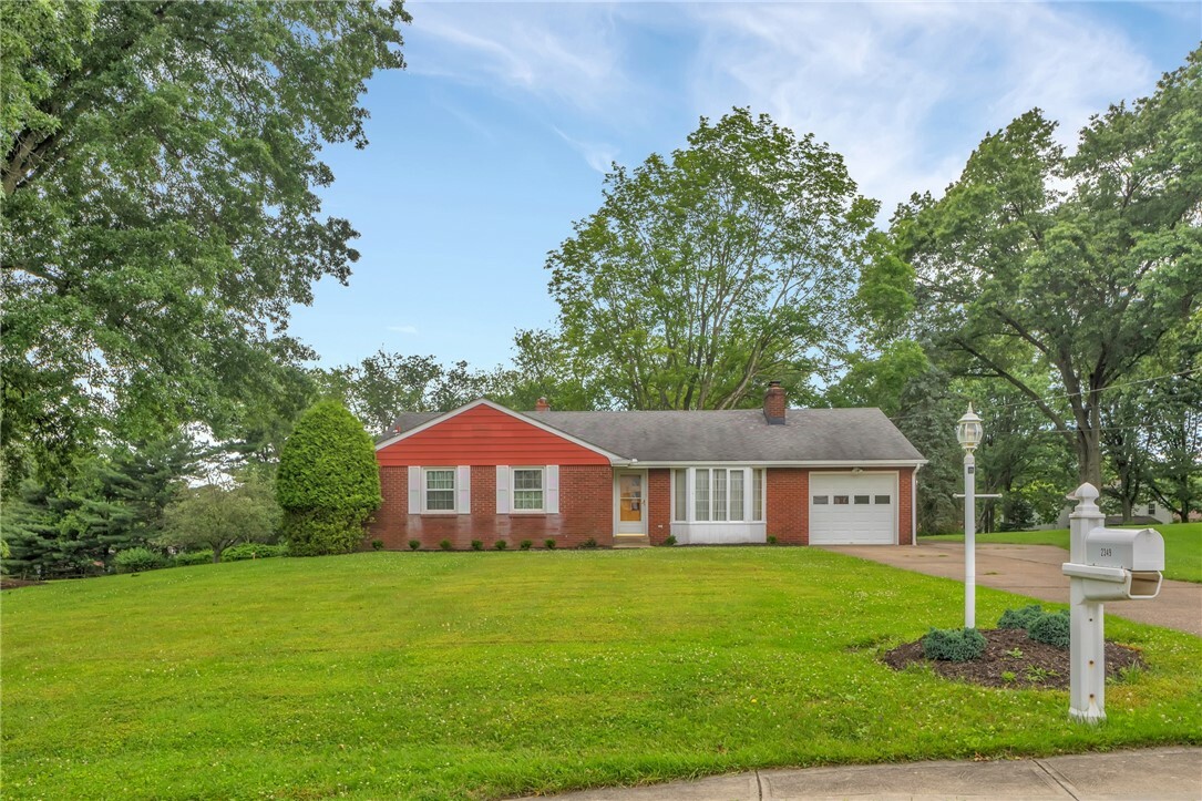 Property Photo: 2349 Fairlawn Dr PA 15237