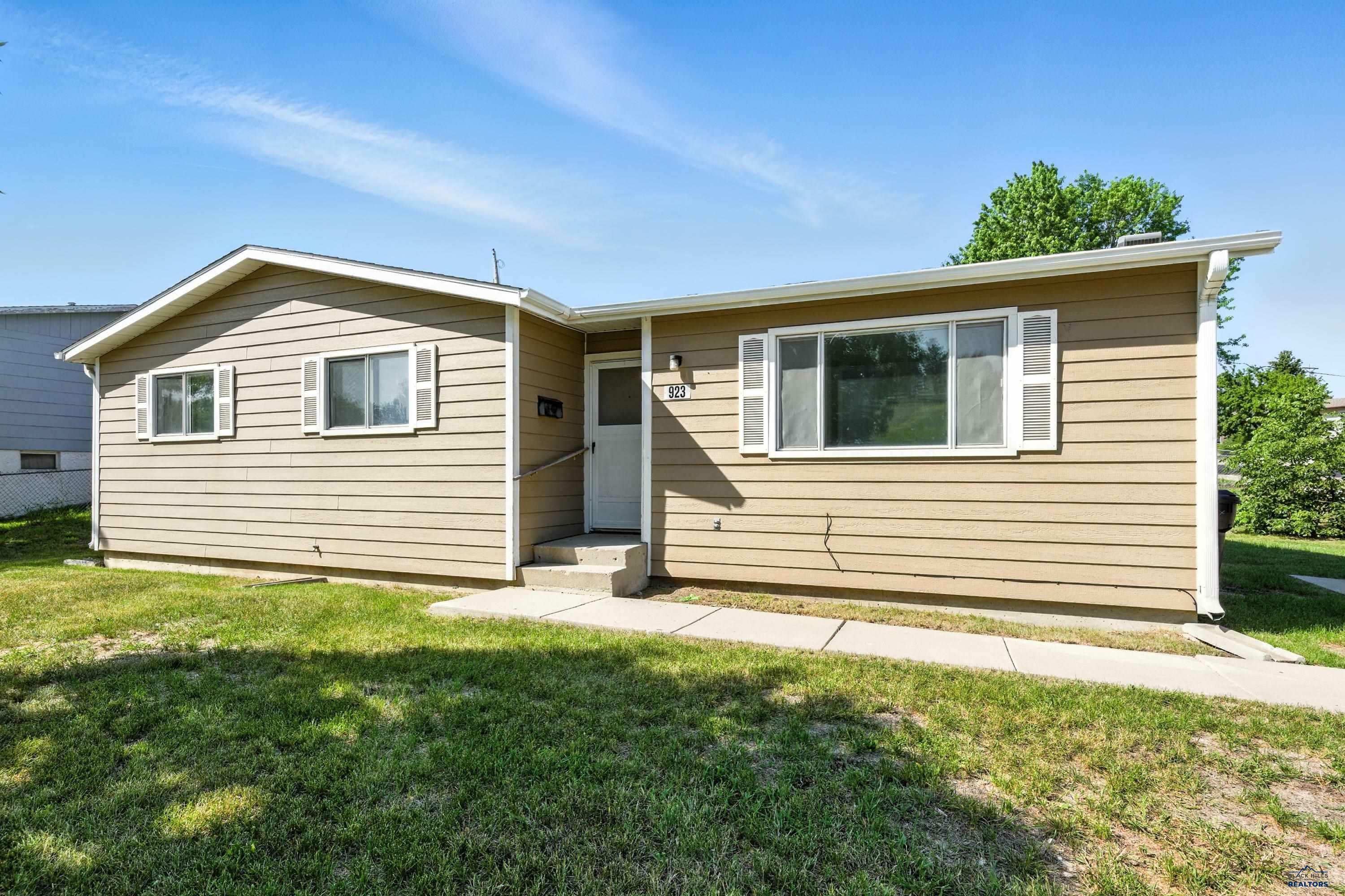 Property Photo: 923 E Oakland SD 57701