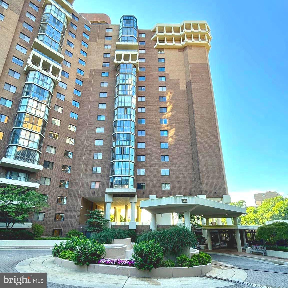 Property Photo: 1600 N Oak Street 1016 VA 22209