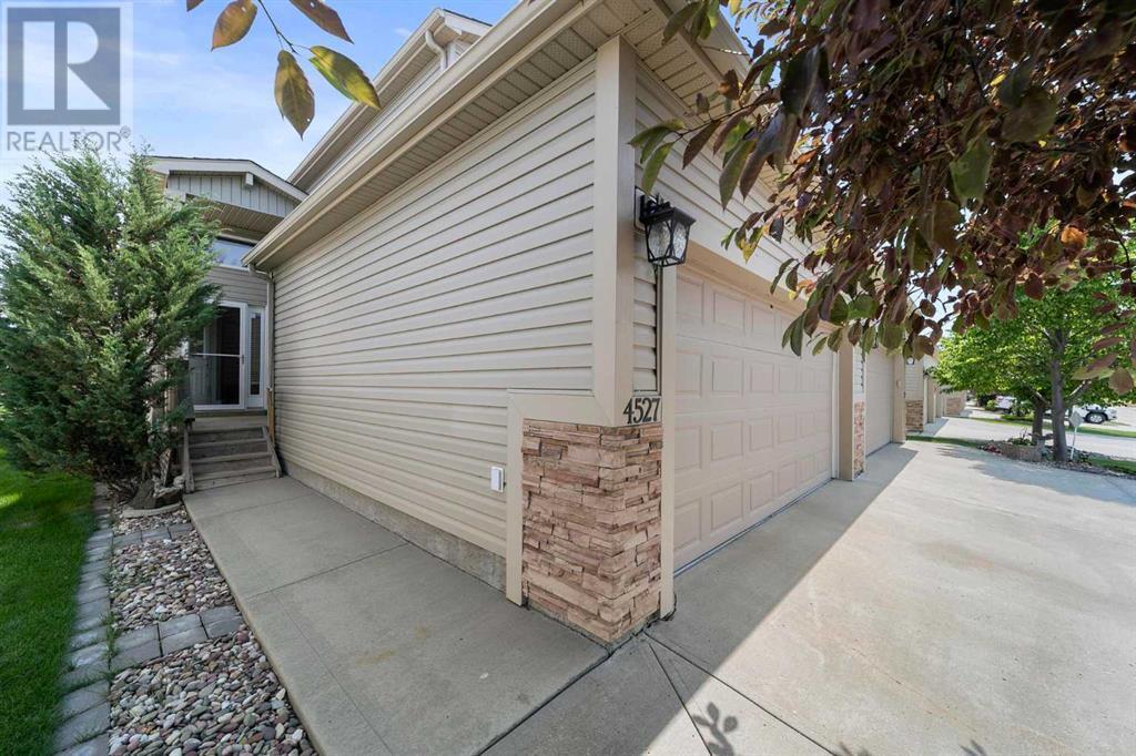 Photo de la propriété: 4527 69 Street AB T4V 5B3