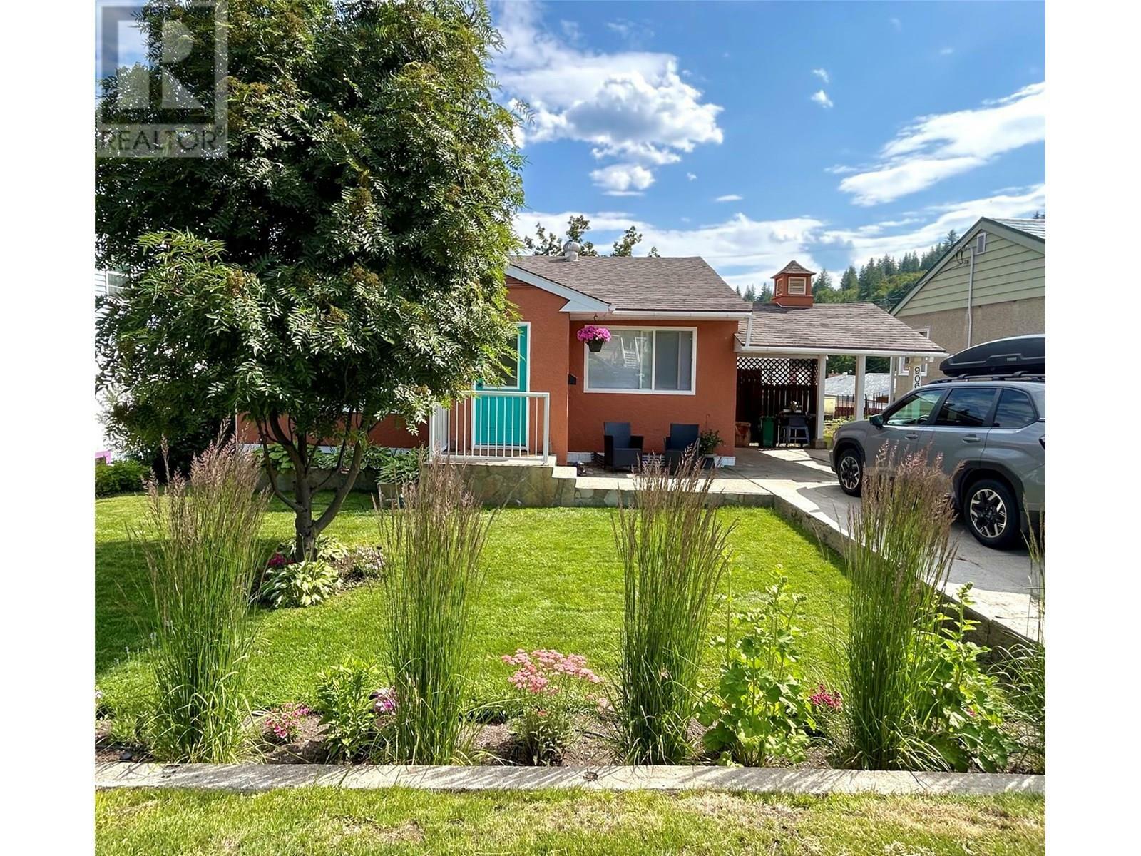 Property Photo: 906 Thackeray Street BC V1R 2C2