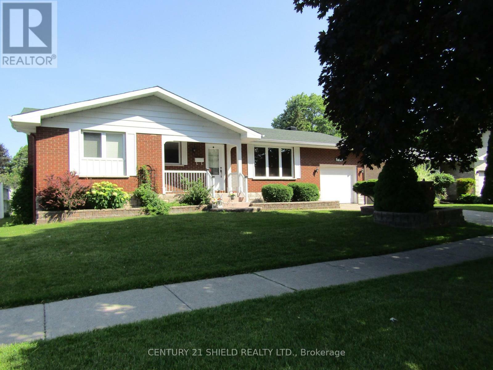 Property Photo: 1921 Concorde Avenue ON K6H 6M3