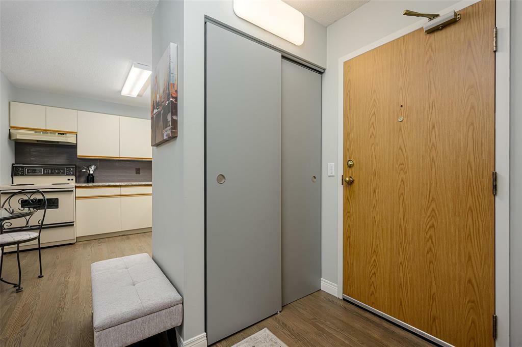 Property Photo: 693 St Anne'S Road MB R2N 3T6