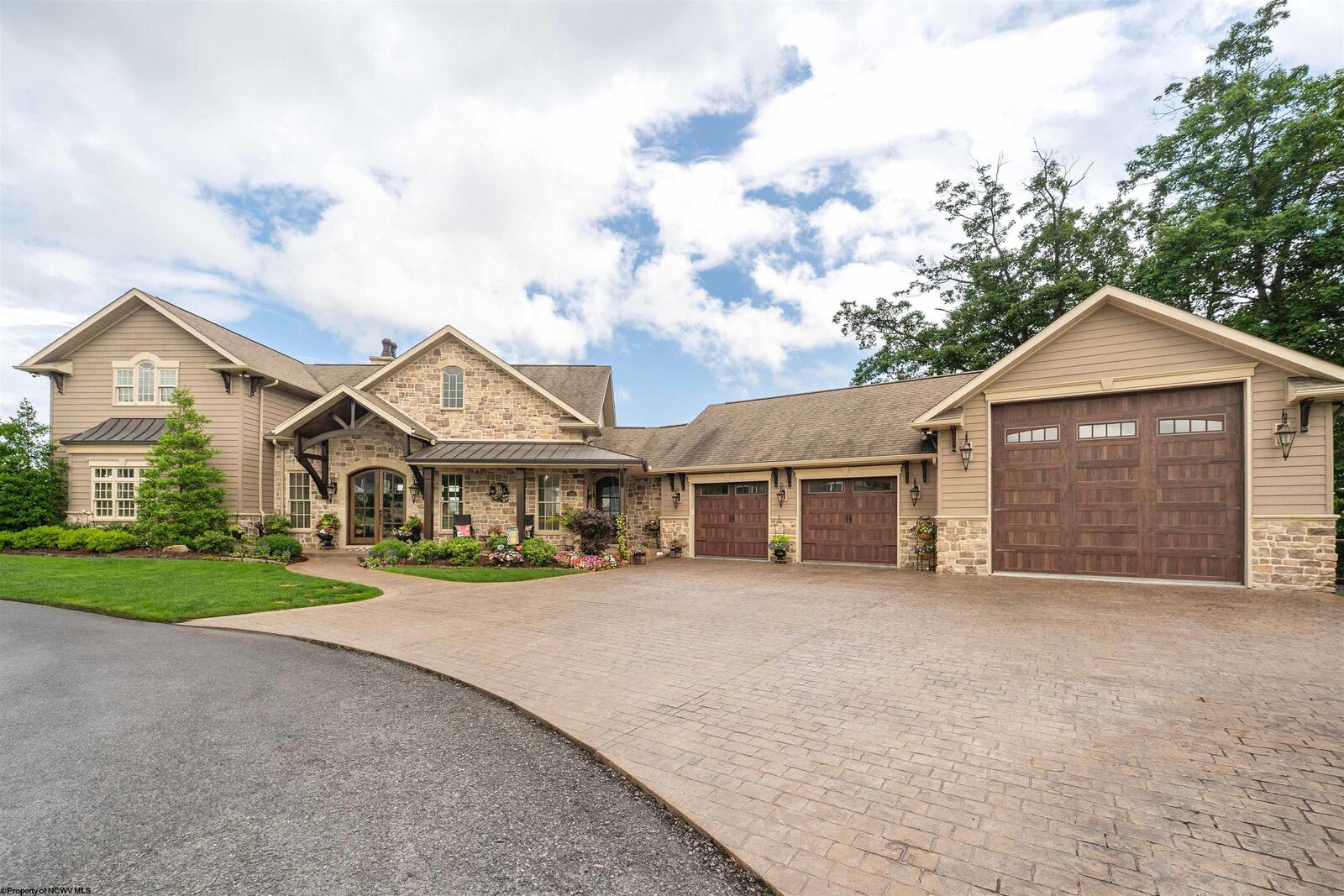 Property Photo: 1009 Summit Drive WV 26508
