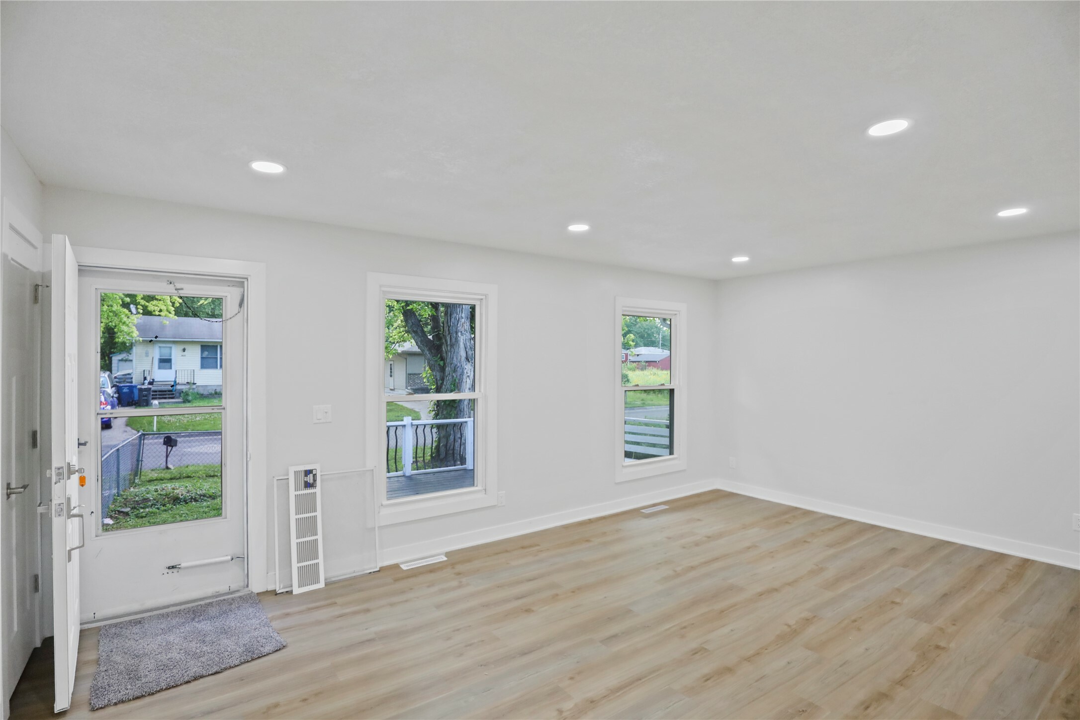 Property Photo:  2420 E 37th Street  IA 50317 