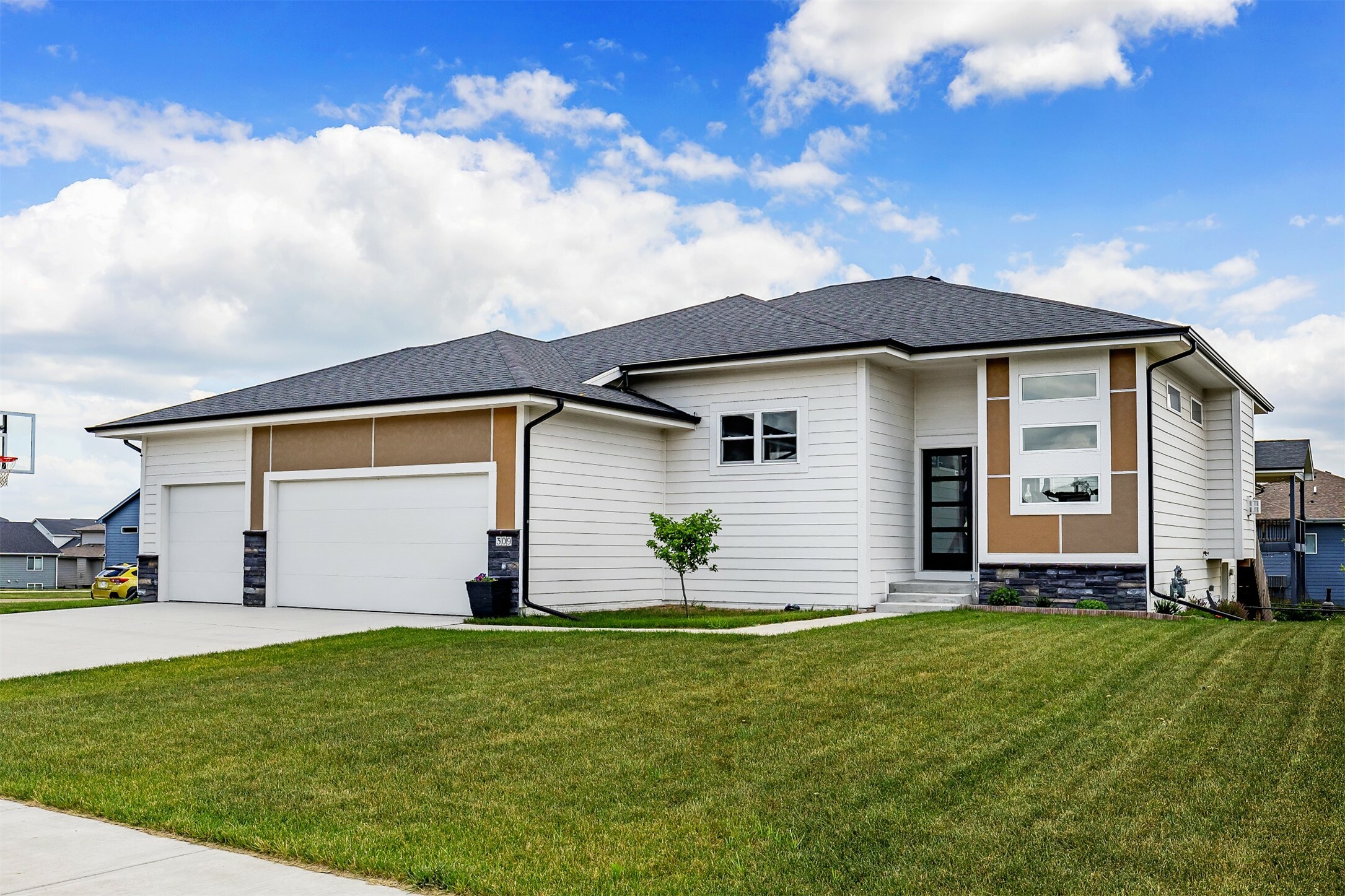 Property Photo:  309 NW Beechwood Drive  IA 50111 