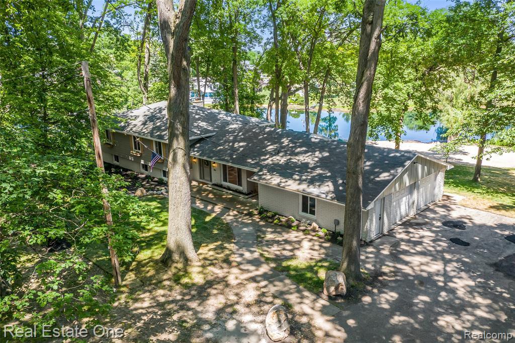 Property Photo: 396 Hickory Lane MI 48446 1341