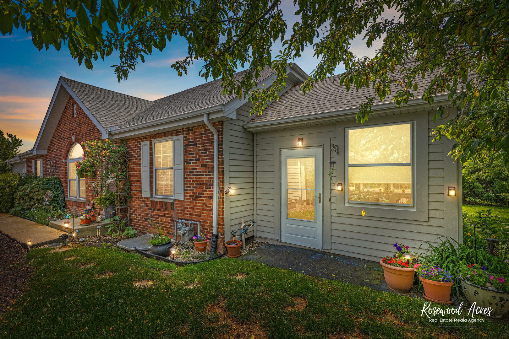 Property Photo: 956 Lange Avenue IL 60401