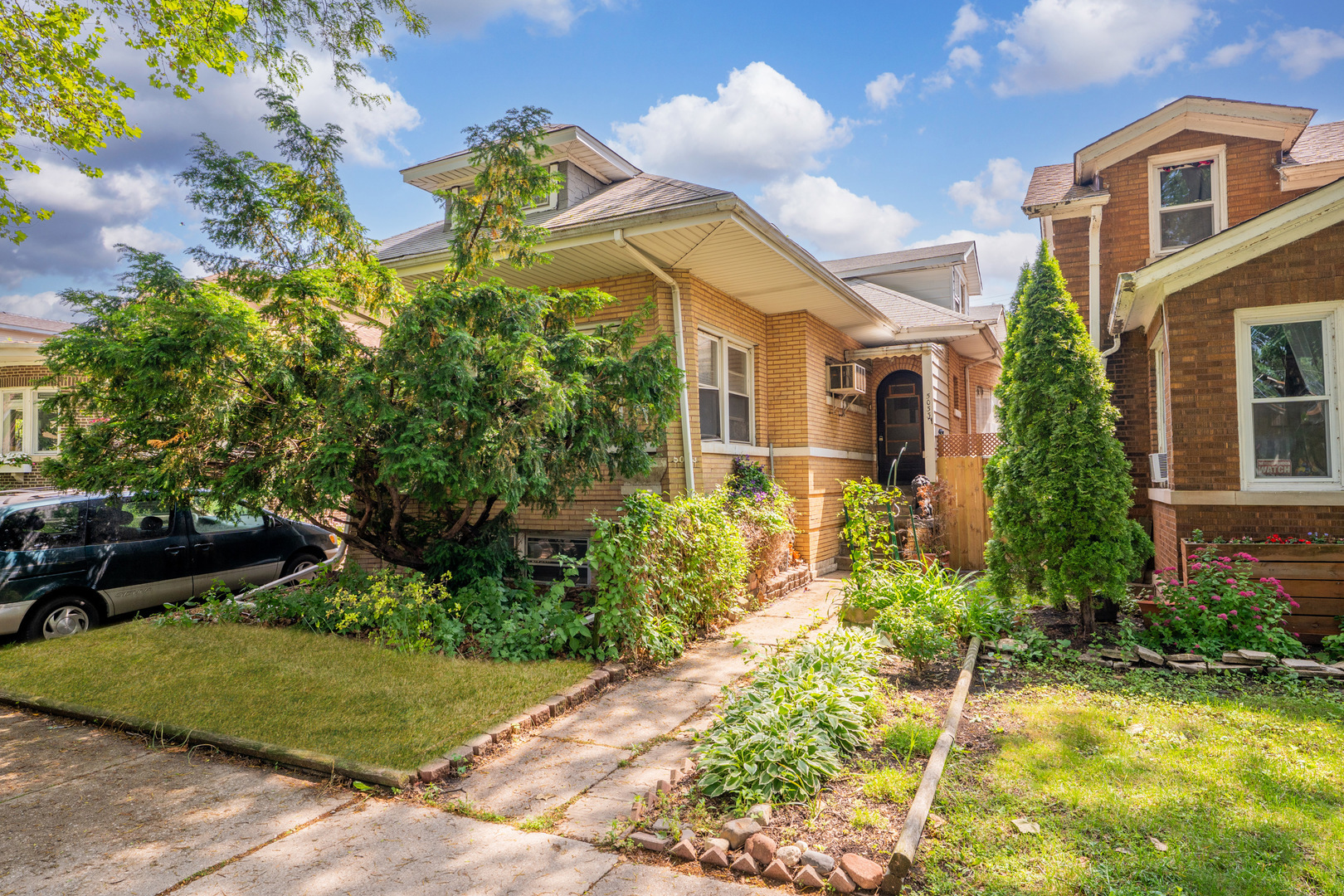 Property Photo: 5033 N Hamlin Avenue IL 60625
