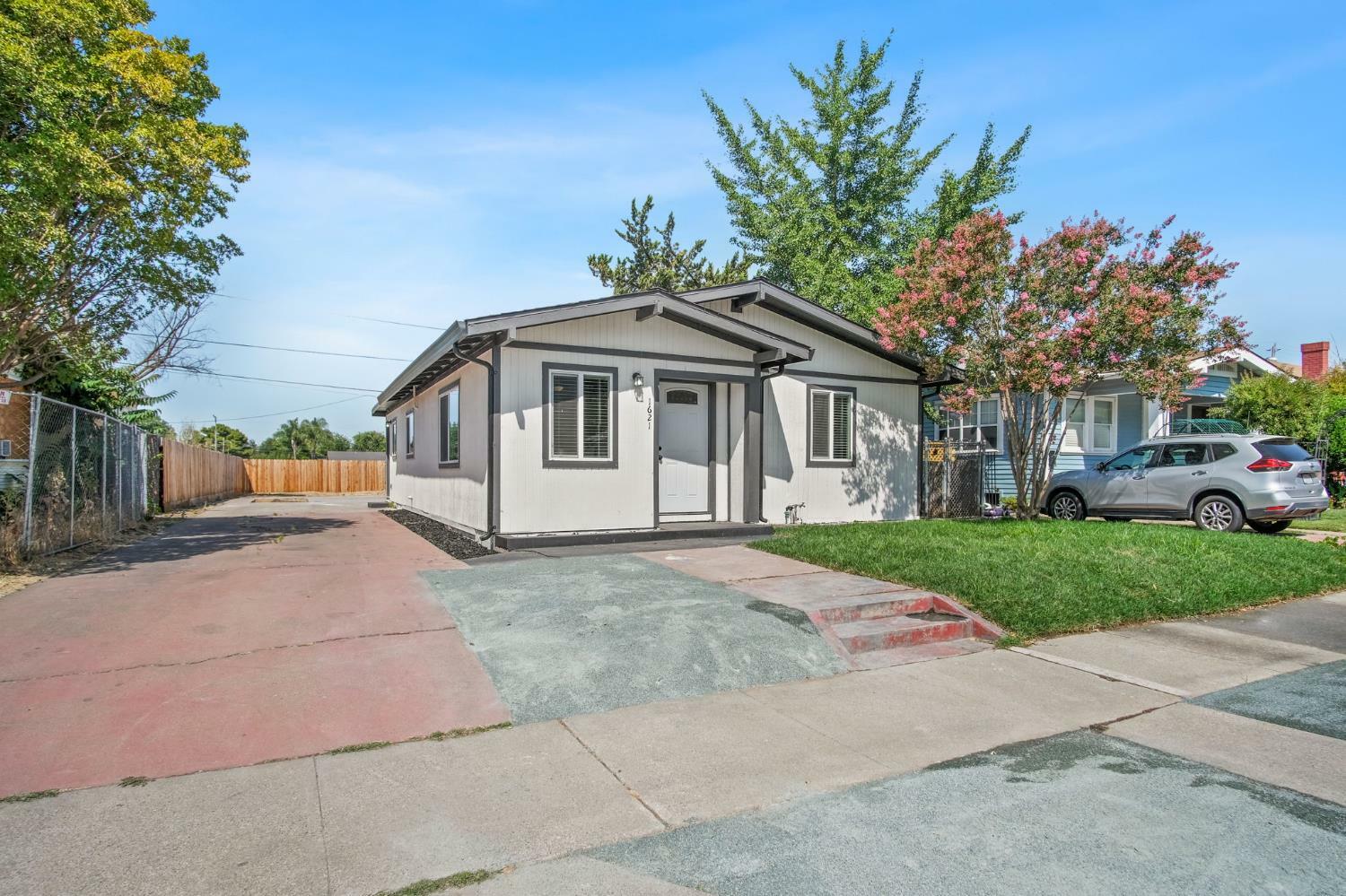 Property Photo: 1621 N Stanford Avenue CA 95205