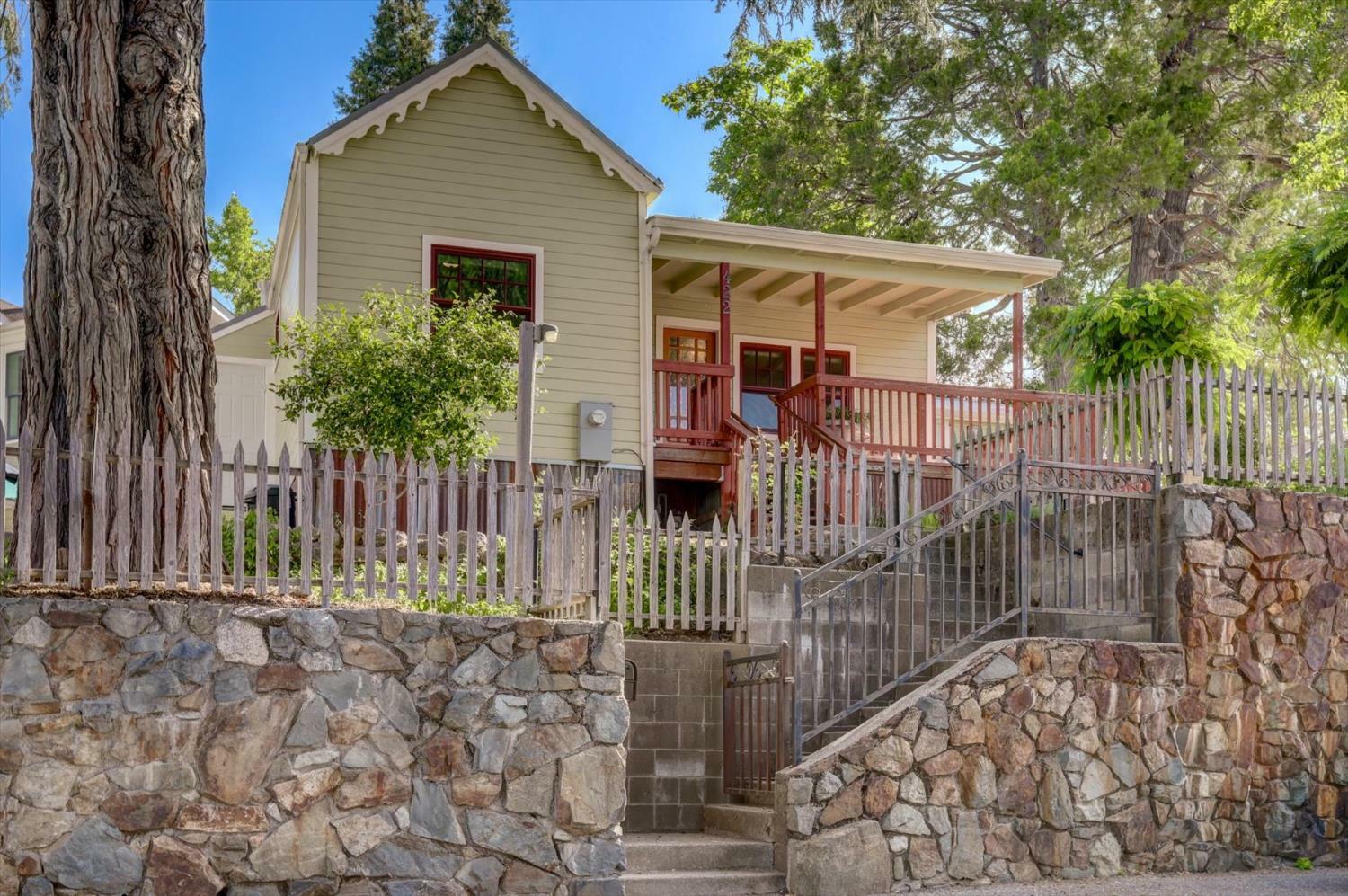 422 Spring Street  Nevada City CA 95959 photo