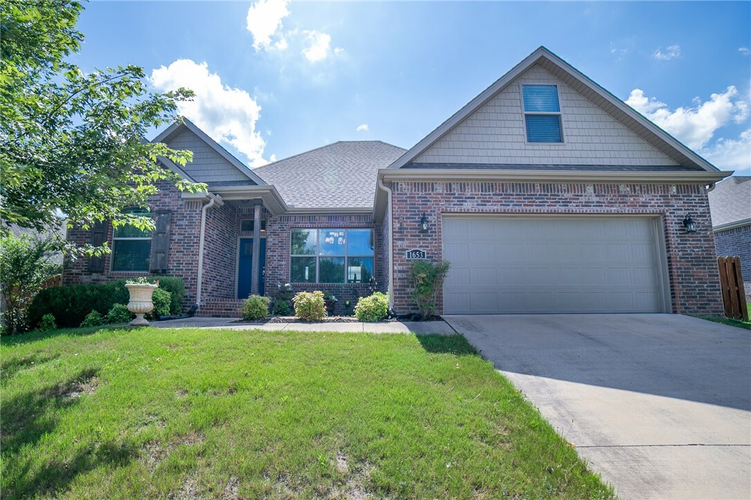 Property Photo: 1653 S Laurel Landing AR 72701
