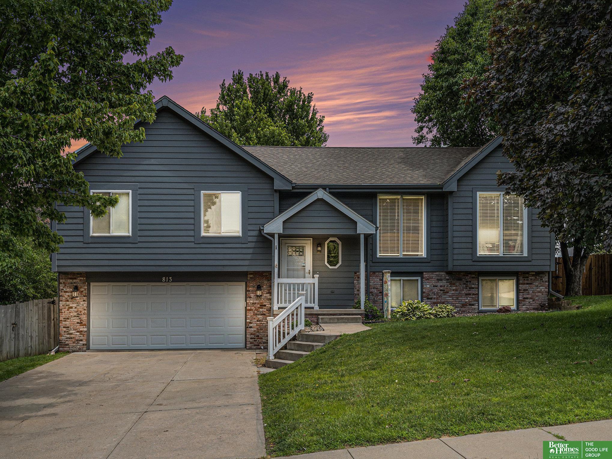 Property Photo: 813 Auburn Lane NE 68046
