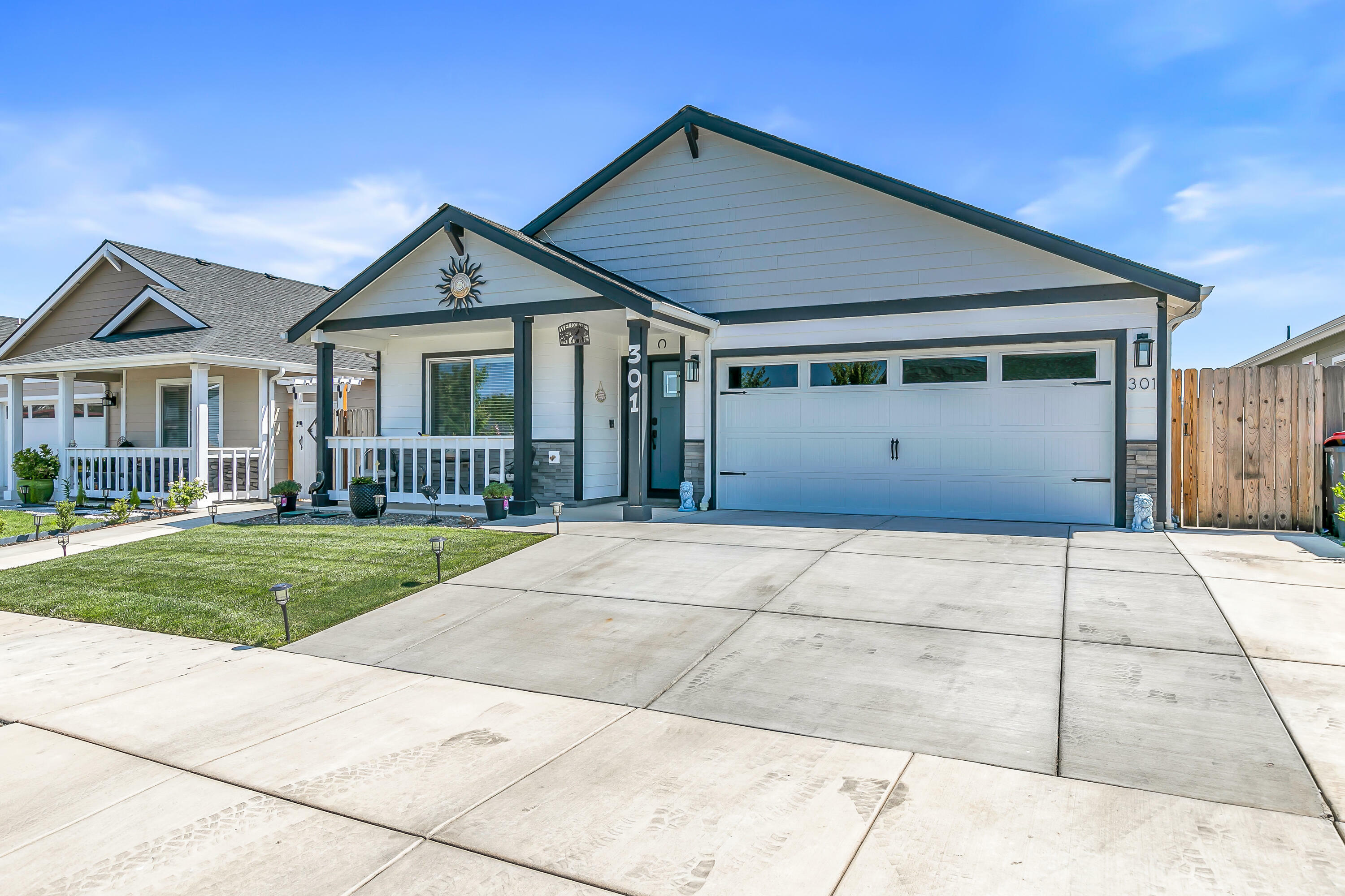 Property Photo: 301 Reanna Way OR 97501