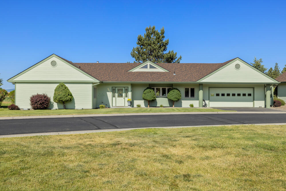 Property Photo: 3414 Shield Crest Dr. Drive OR 97603