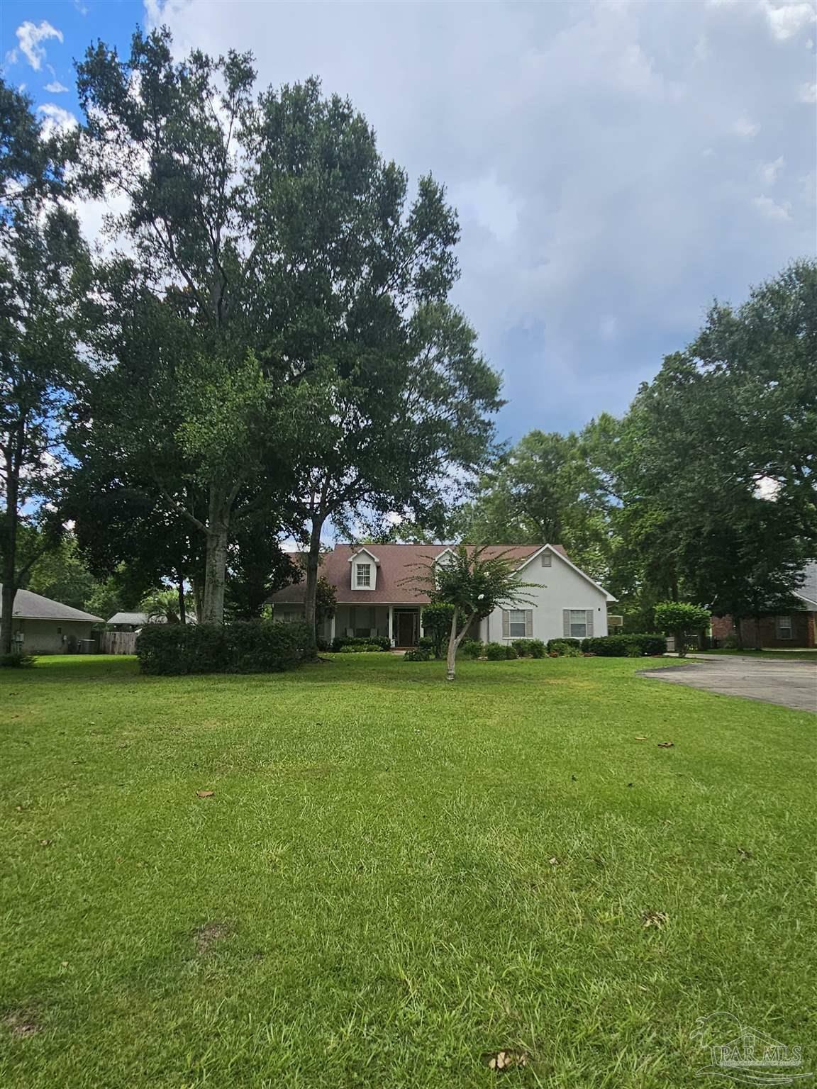 Property Photo: 956 Broken Arrow Ln FL 32533