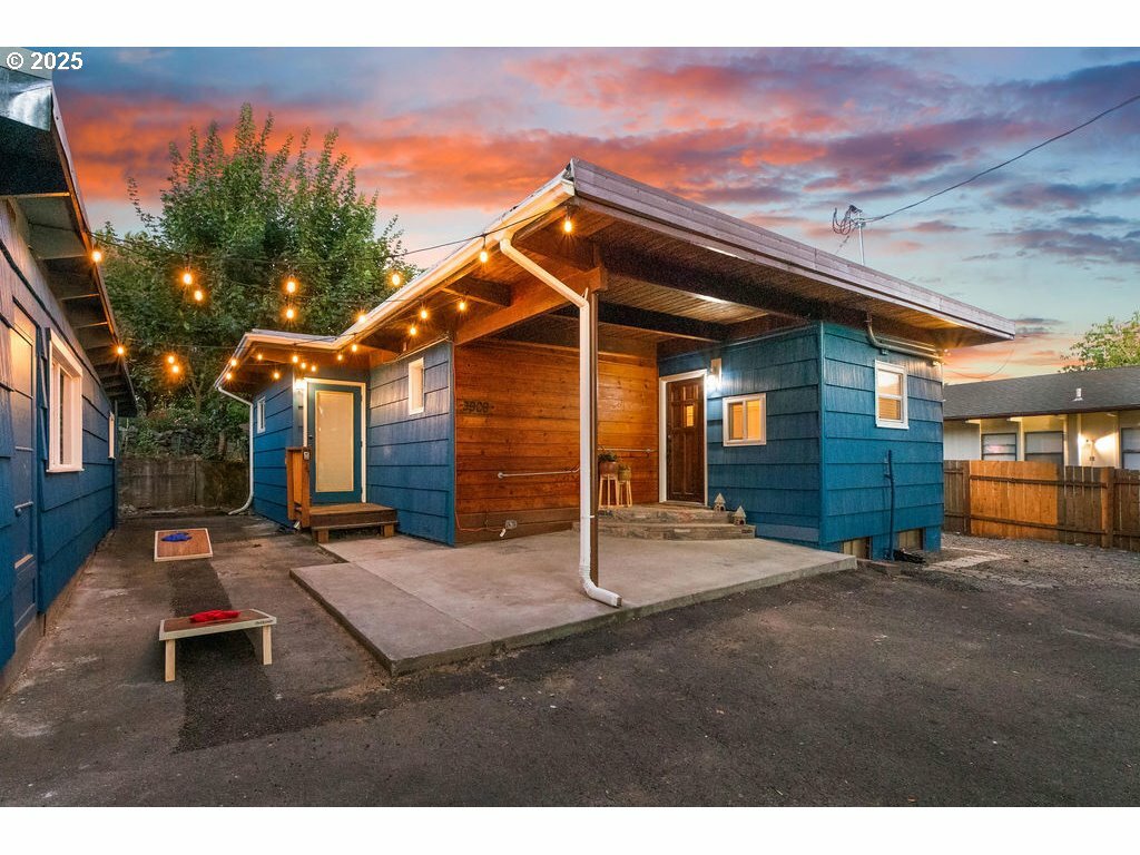 Property Photo:  3909 NW Rose St  WA 98660 