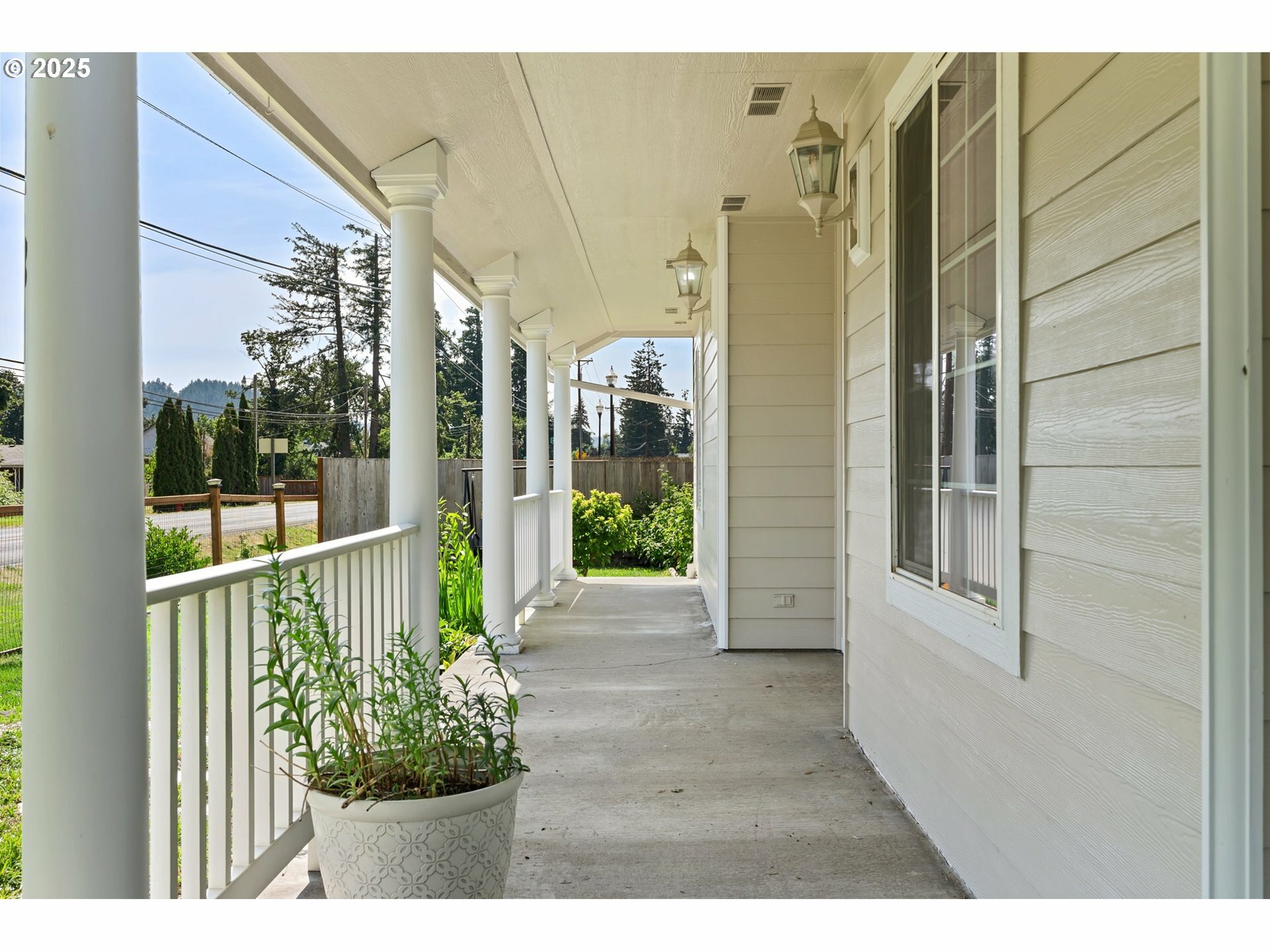 Property Photo: 30 Village Dr OR 97426