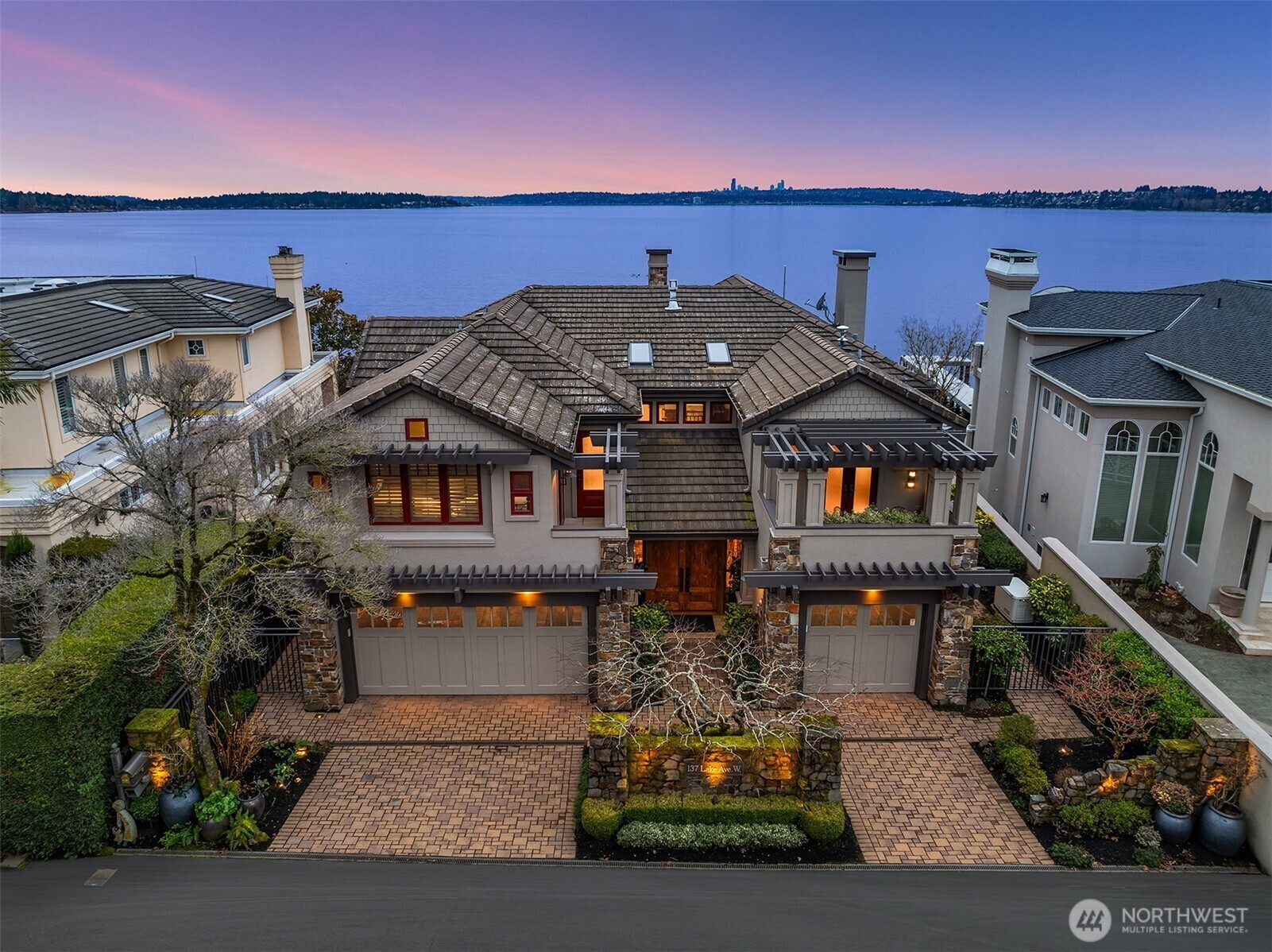Property Photo:  137  Lake Avenue W  WA 98033 