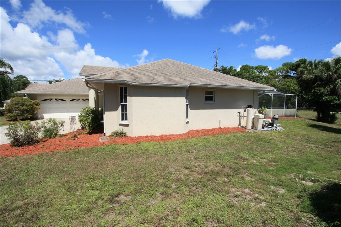 Property Photo: 1366 17th Place SW FL 32962