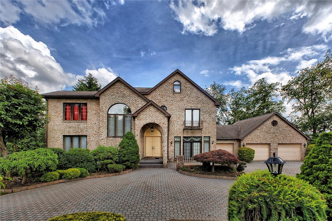 Property Photo: 410 Lorenzo Ln PA 15642