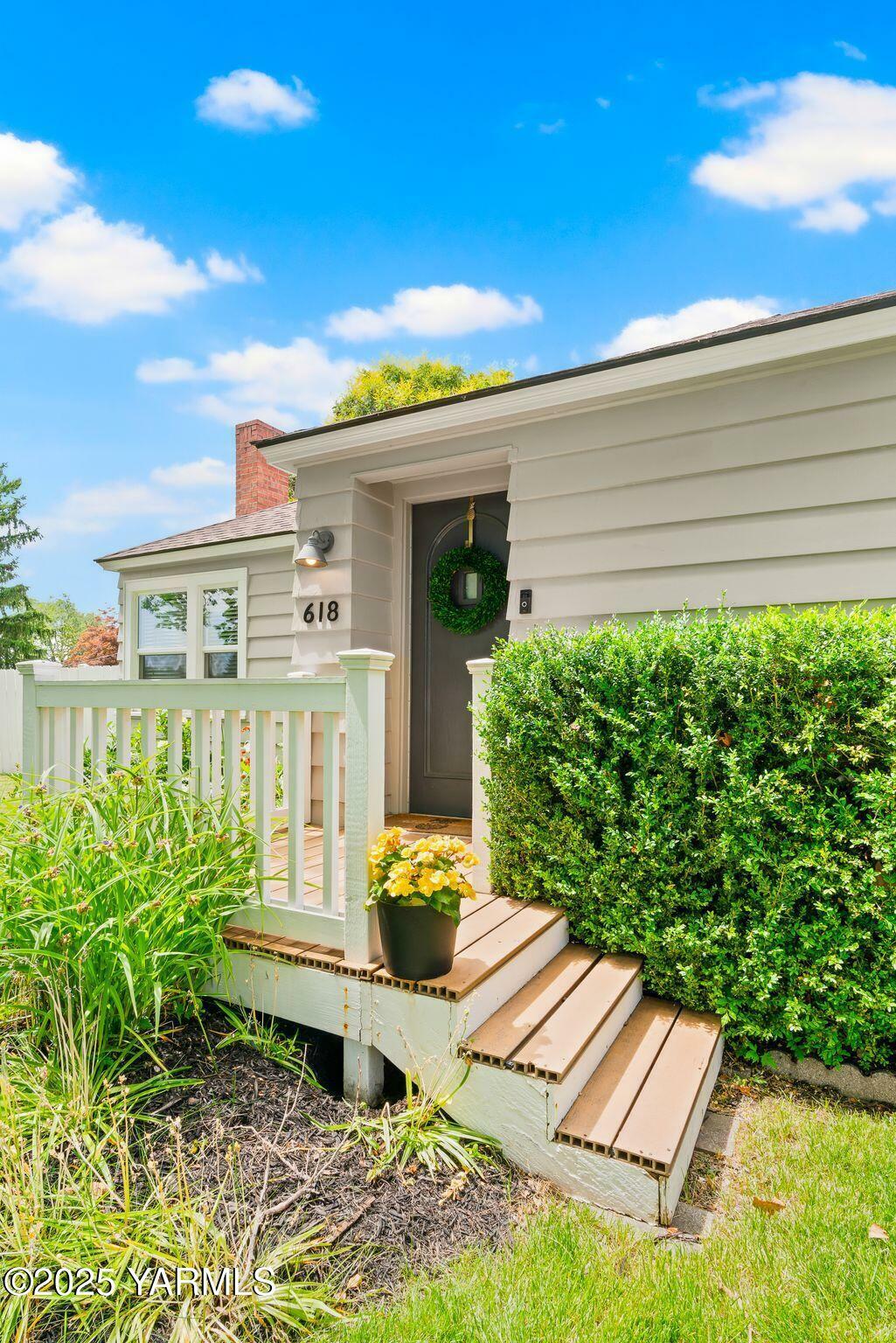Property Photo:  618 Pickens Rd  WA 98908 