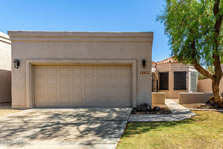 Property Photo:  8725 E Vía Del Arbor --  AZ 85258 