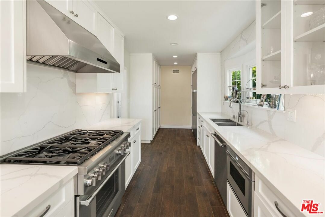 Property Photo: 207 N Doheny Dr CA 90211