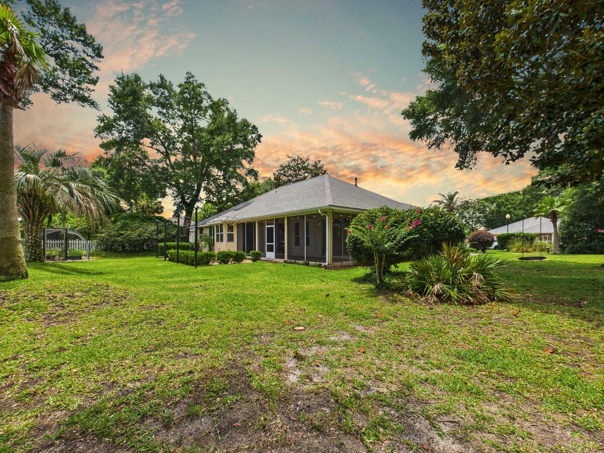 Property Photo: 1746 Wren Way FL 32578