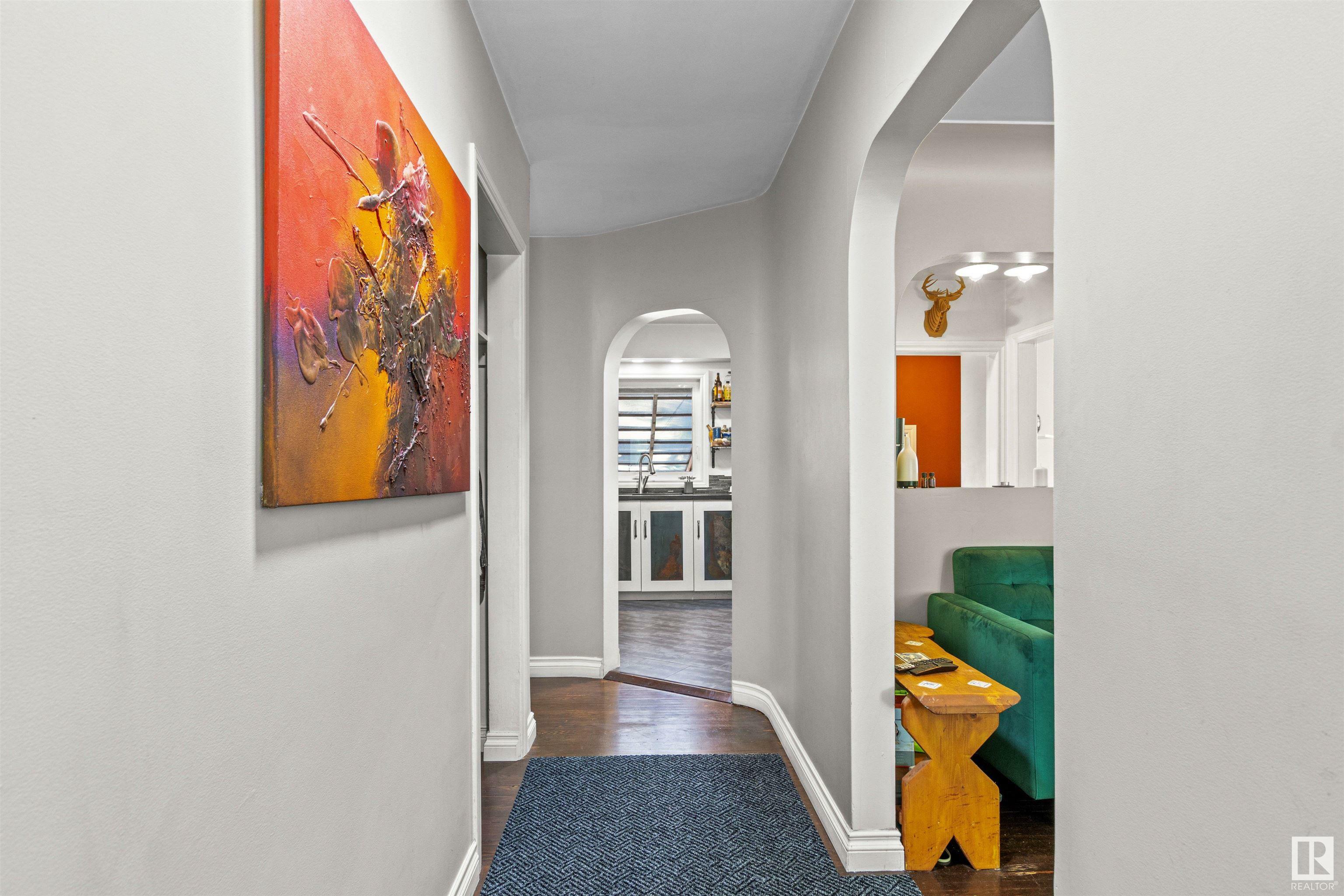 Photo de la propriété: 9839 64 Avenue NW AB T6E 0J4