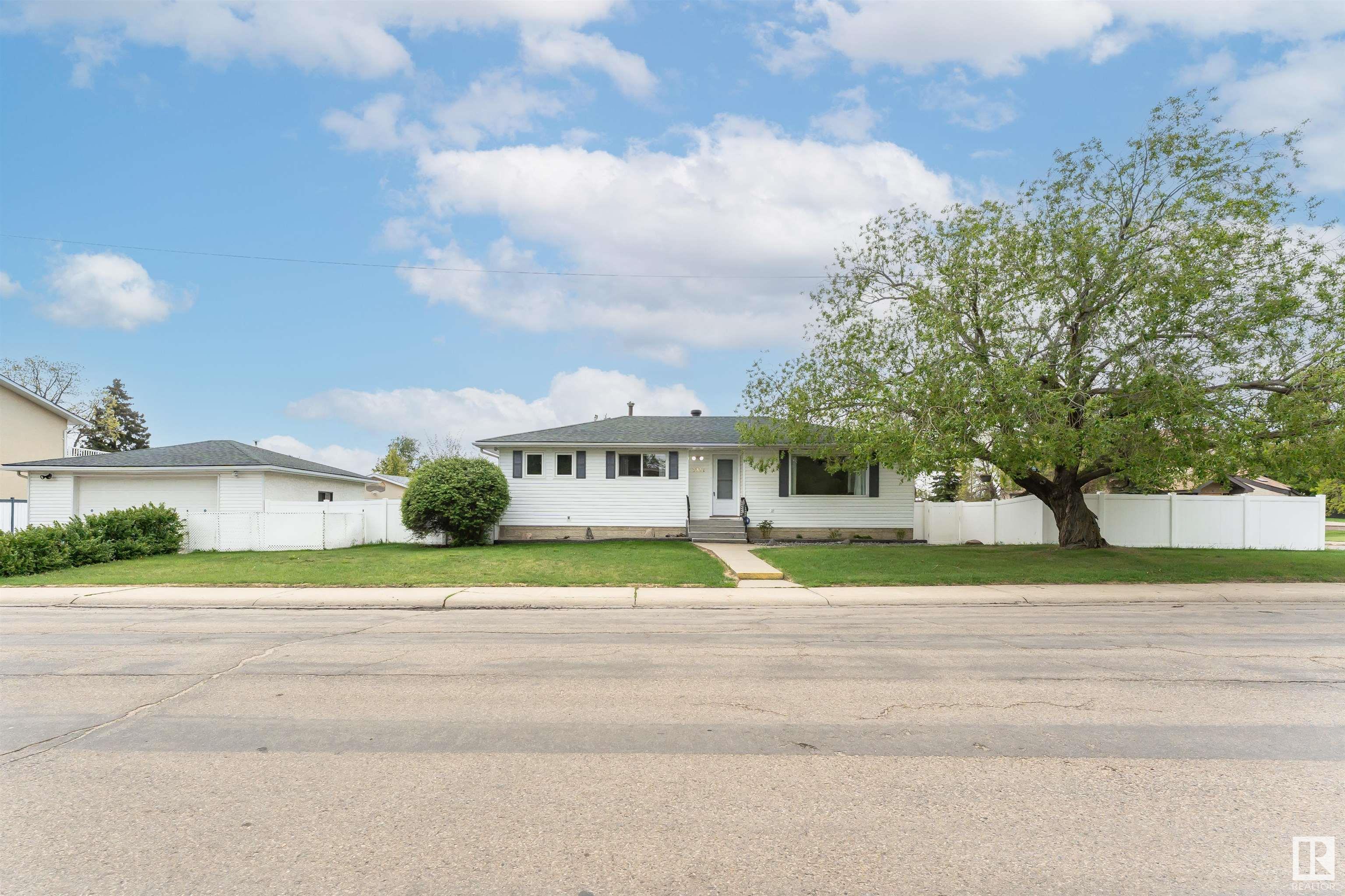 Photo de la propriété:  7311 138 Avenue NW  AB T5C 2L9 