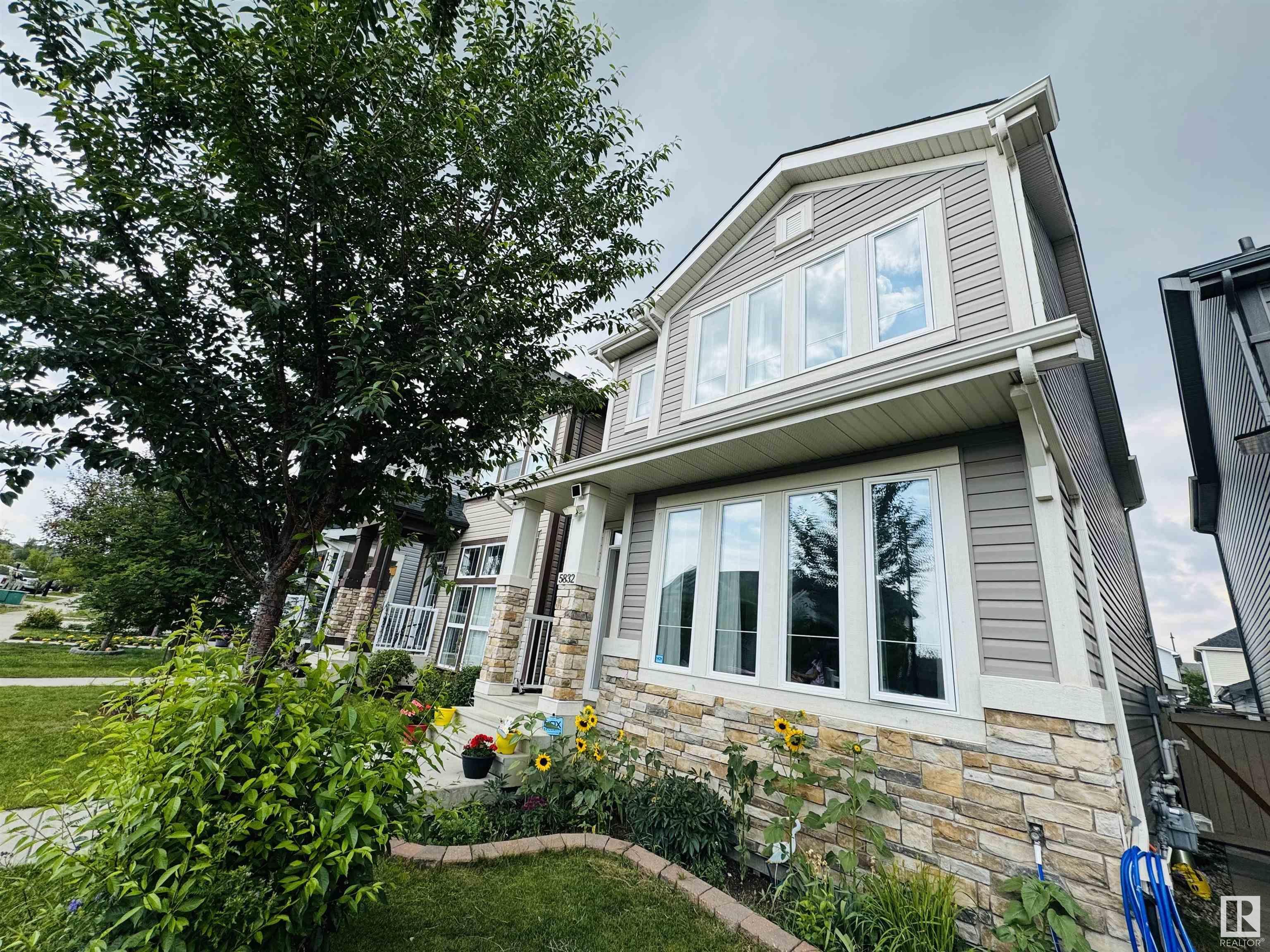 Property Photo:  5832 Anthony Crescent SW  AB T6W 3H5 