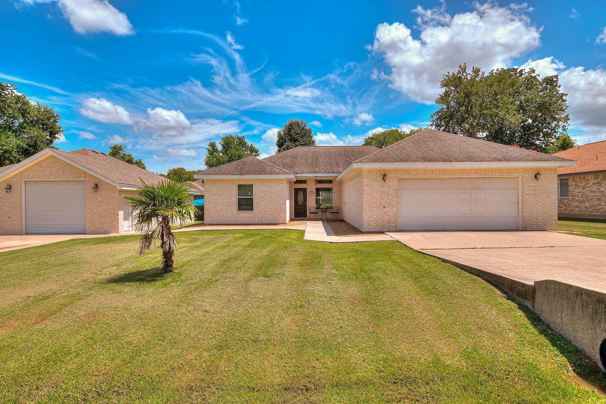 Property Photo: 610 Moonwalk Street TX 77356