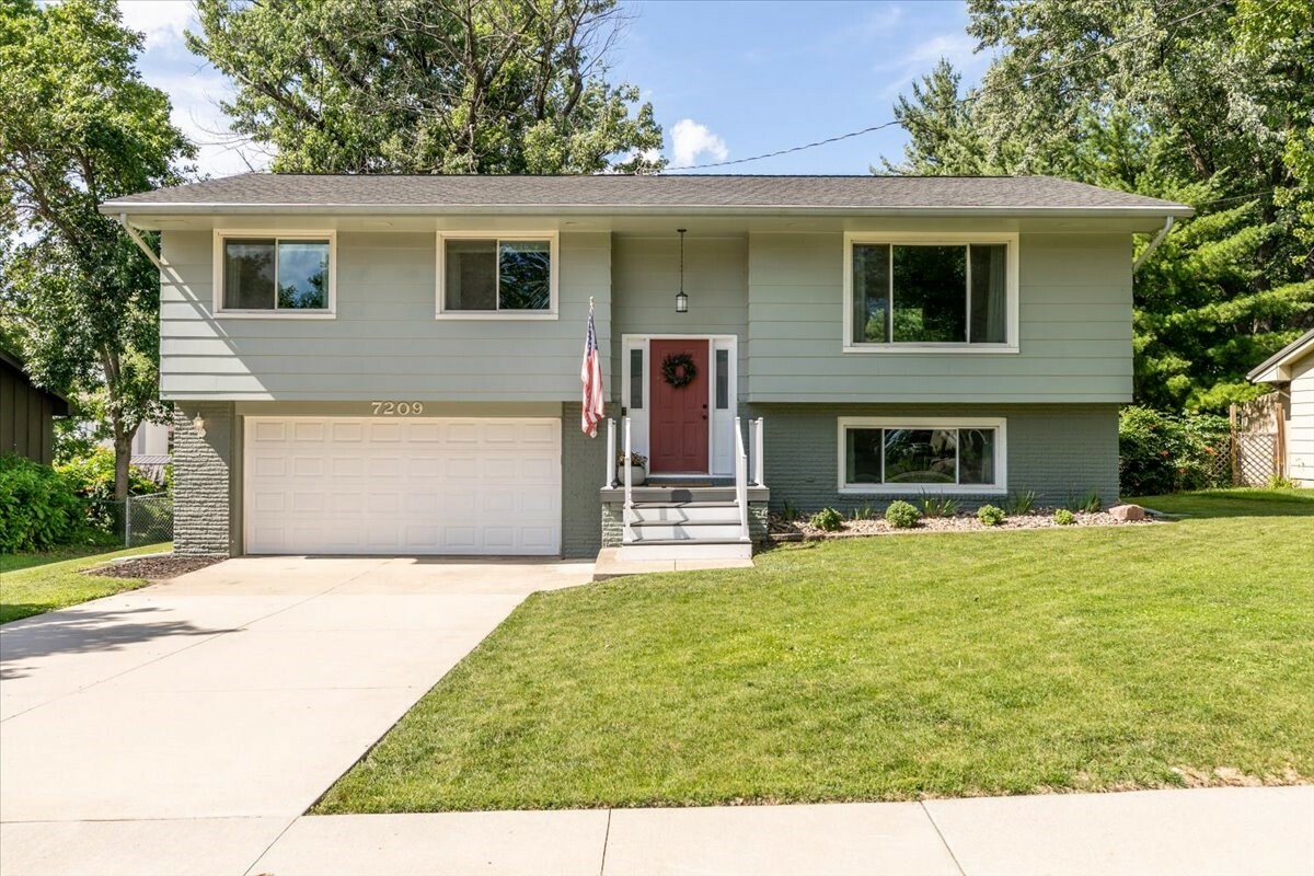 Property Photo: 7209 Ridgemont Drive IA 50322