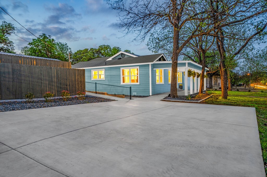 Property Photo:  900 Tivy St  TX 78028 