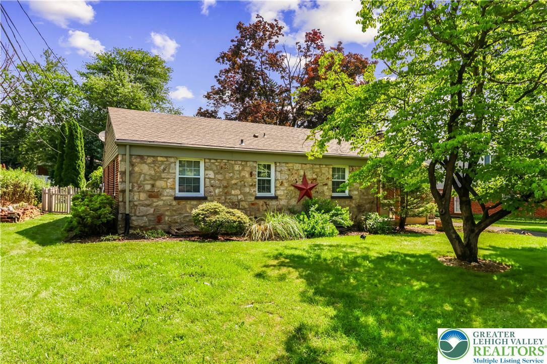 Property Photo: 1882 Ridgelawn Avenue PA 18018