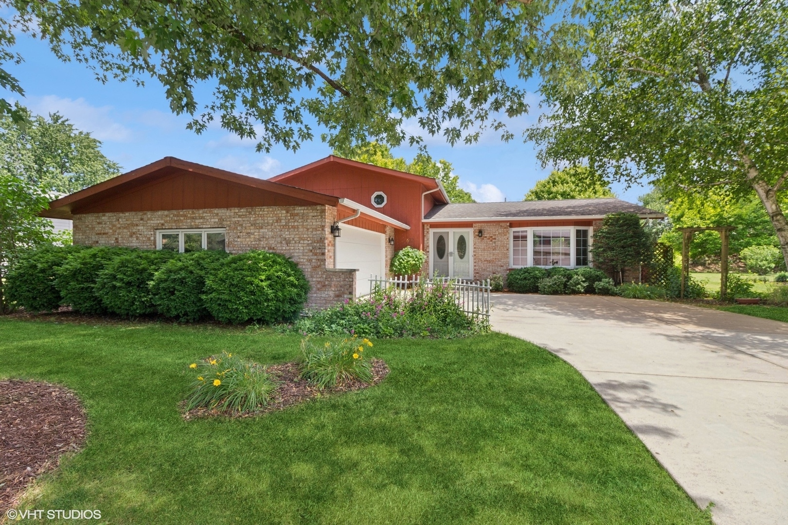 Property Photo: 622 Parkshore Drive IL 60404